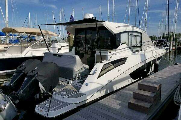 Photo of the 2020 Four Winns Vista 355 Coupe OB "Three Beaches"