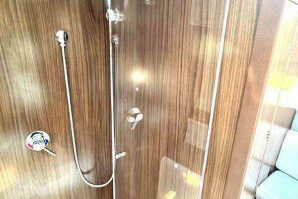 Four Winns Vista 355 Coupe OB Yacht For Sale