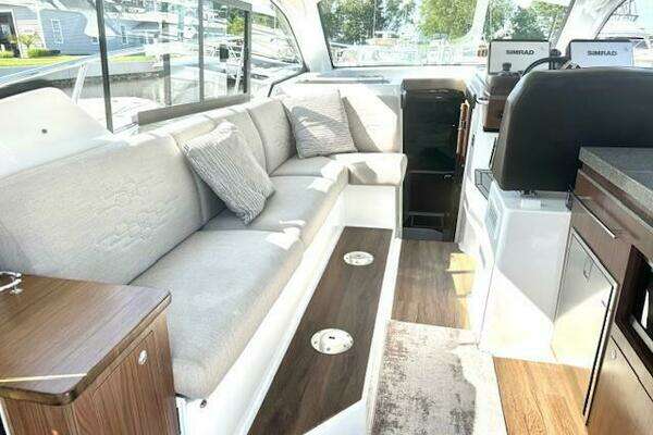 Four Winns Vista 355 Coupe OB Yacht For Sale