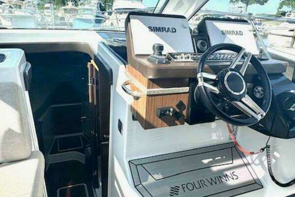 Four Winns Vista 355 Coupe OB Yacht For Sale