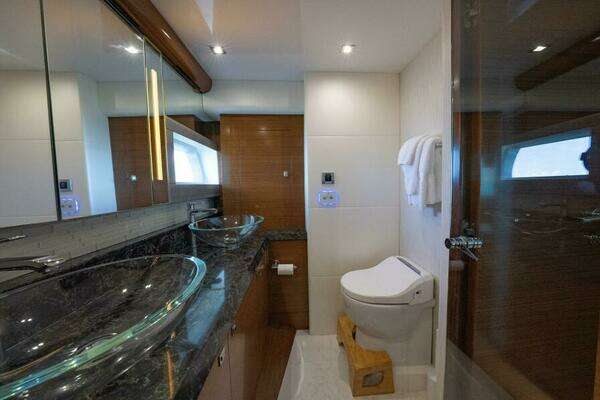 Ocean Alexander 70E Flybridge Yacht For Sale