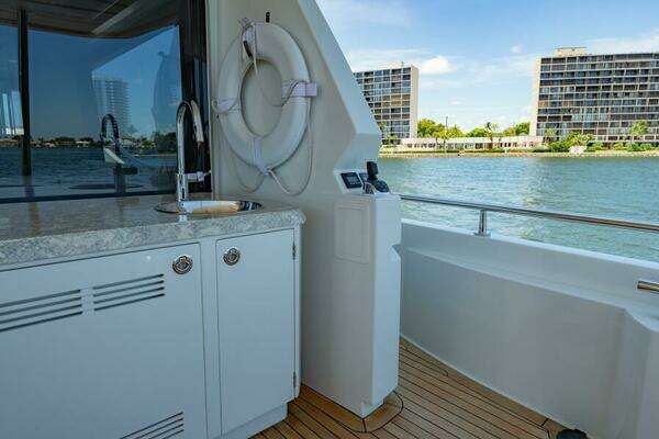 Ocean Alexander 70E Flybridge Yacht For Sale