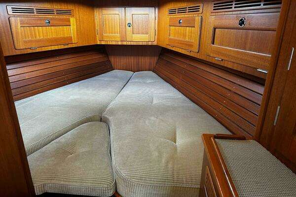 Hallberg-Rassy 42 Yacht For Sale