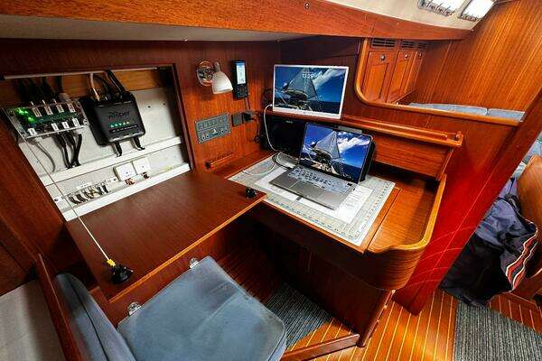 Hallberg-Rassy 42 Yacht For Sale