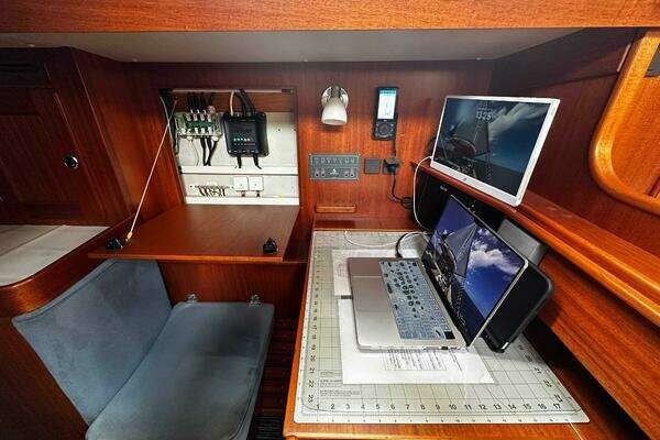 Hallberg-Rassy 42 Yacht For Sale