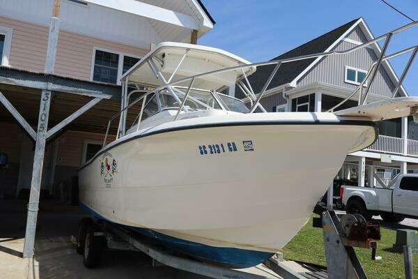 Photo of the 2005 Sea Boss 235 Walkaround