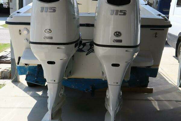 Photo of the 2005 Sea Boss 235 Walkaround