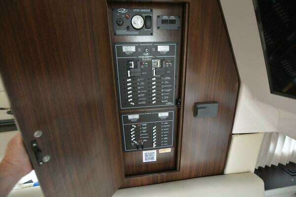 Regal 33XO Yacht For Sale