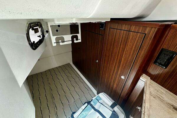 Pursuit OS325 Offshore Yacht For Sale