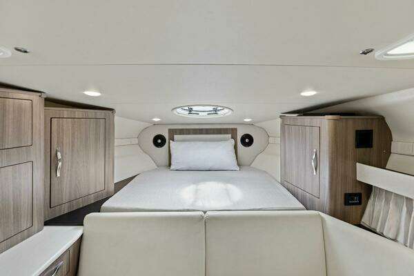 Regal 33 XO Yacht For Sale