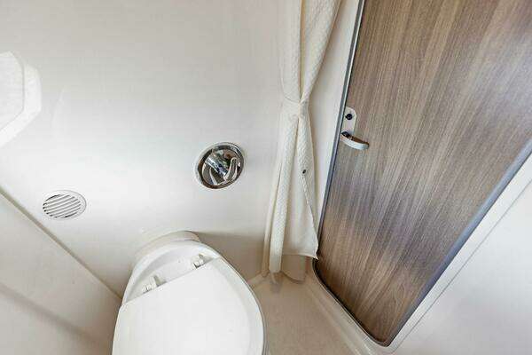 Regal 33 XO Yacht For Sale