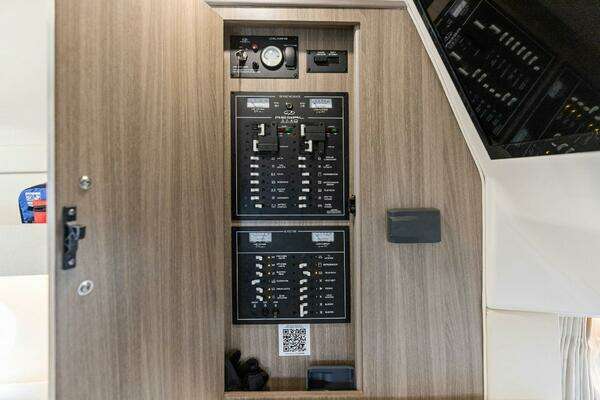 Regal 33 XO Yacht For Sale