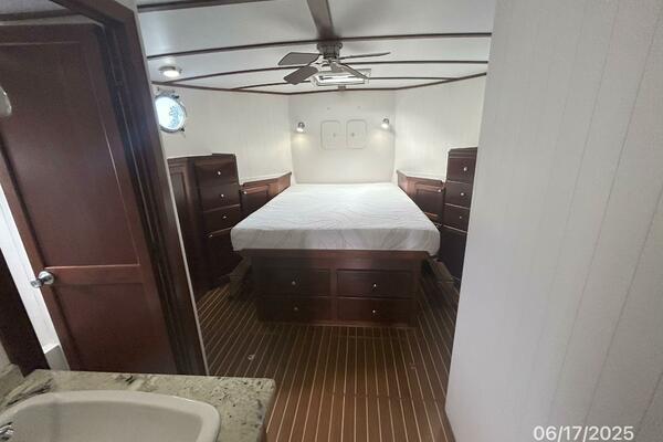 37' Great Harbour master stateroom