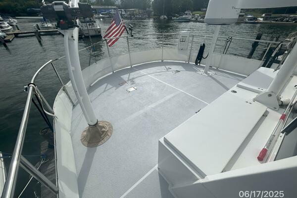 37' Great Harbour sundeck1