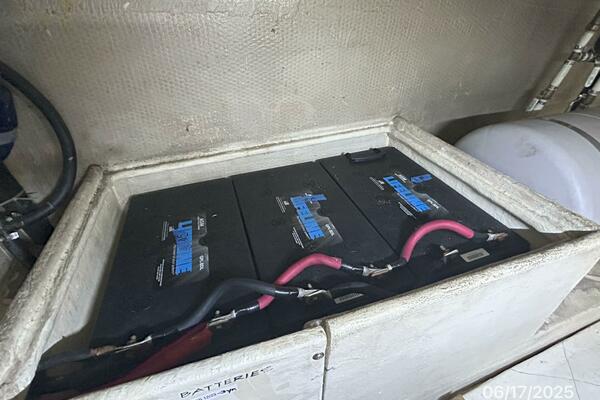 37' Great Harbour battery bank5