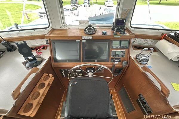 37' Great Harbour pilothouse helm3