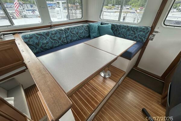 37' Great Harbour seating2
