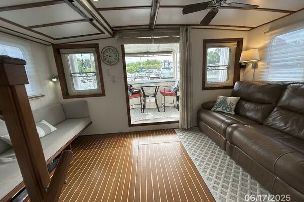 37' Great Harbour salon aft