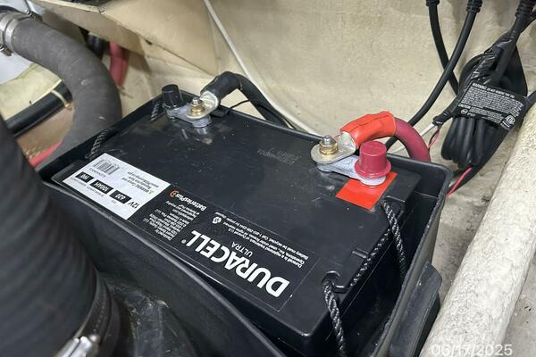 37' Great Harbour battery bank2