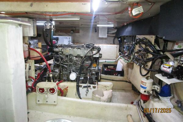 37' Great Harbour engine room port