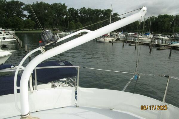 37' Great Harbour tender davit