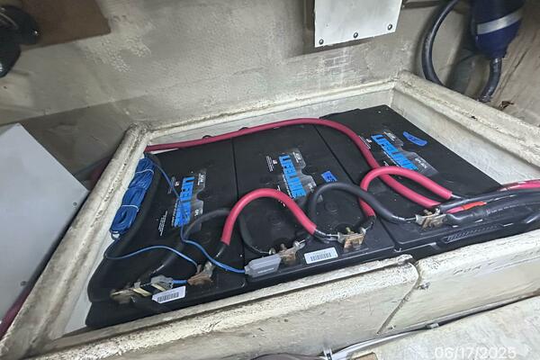 37' Great Harbour battery bank4