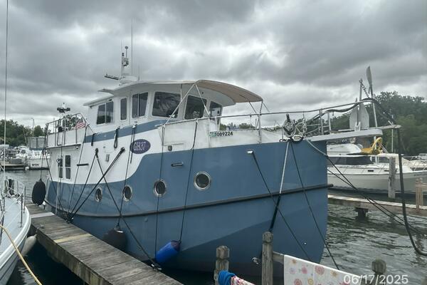 37' Great Harbour starboard forward profile