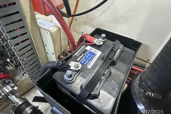 37' Great Harbour battery bank1