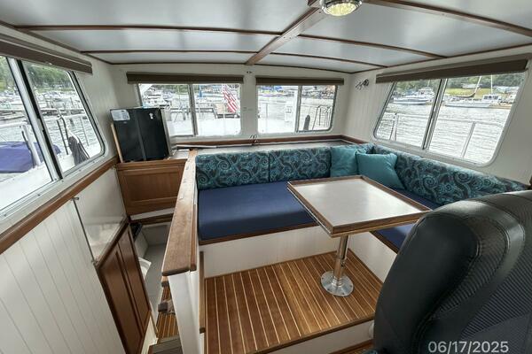 37' Great Harbour pilothouse aft