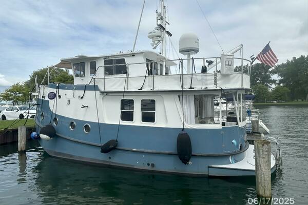 37' Great Harbour port aft profile
