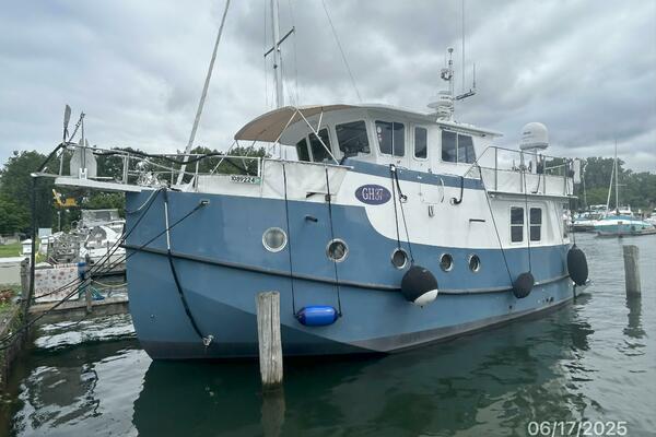 37' Great Harbour port forward profile