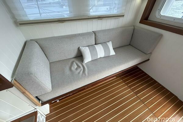 37' Great Harbour salon starboard seating
