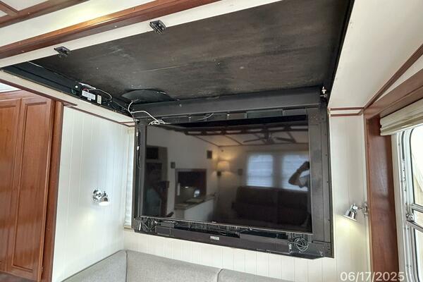 37' Great Harbour salon TV