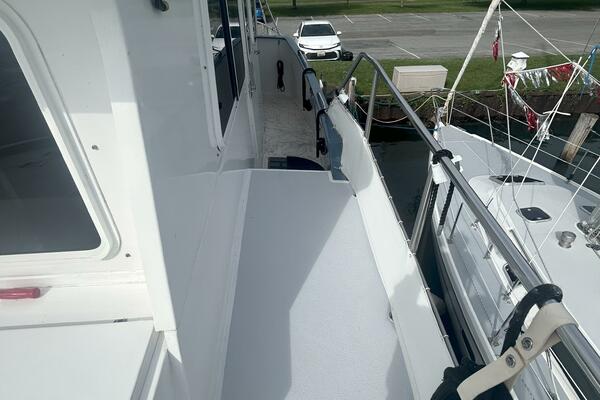37' Great Harbour starboard side deck2