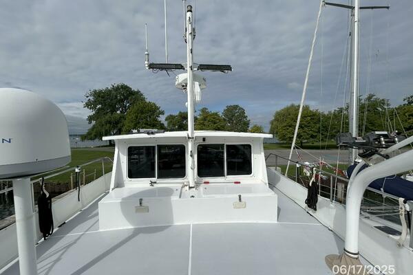 37' Great Harbour sundeck forward