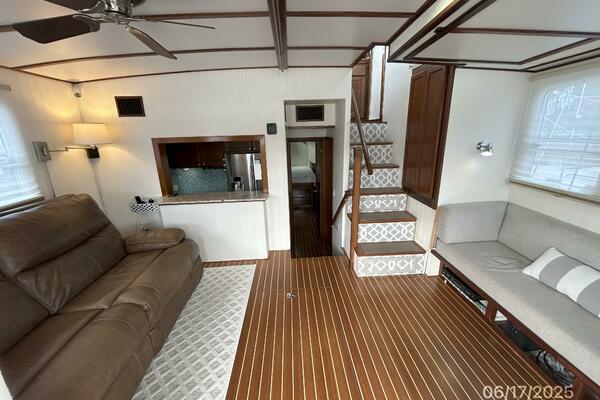 37' Great Harbour salon forward