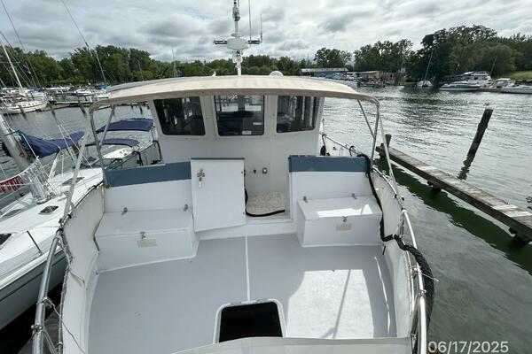 37' Great Harbour foredeck aft