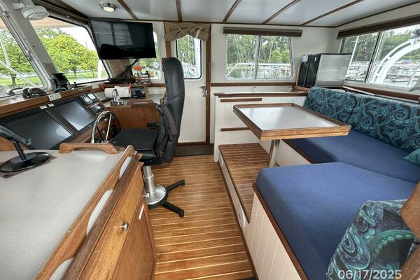 37' Great Harbour pilothouse starboard