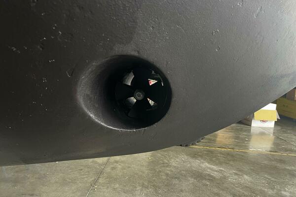 37' Great Harbour bowthruster