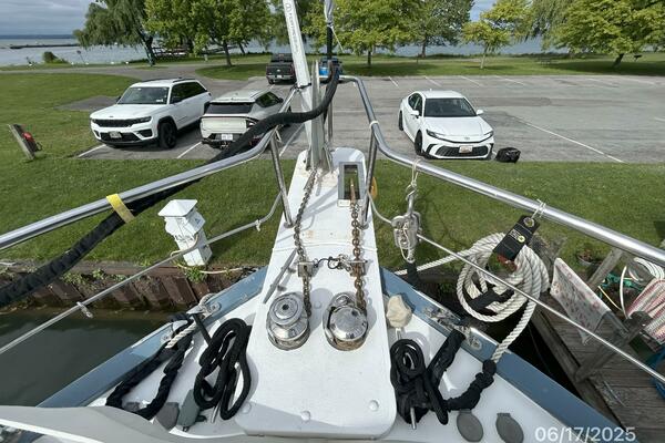 37' Great Harbour anchor windlass