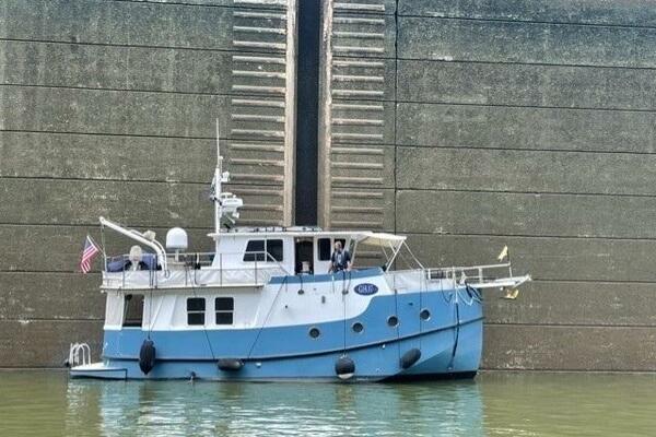 37' Great Harbour starboard profile