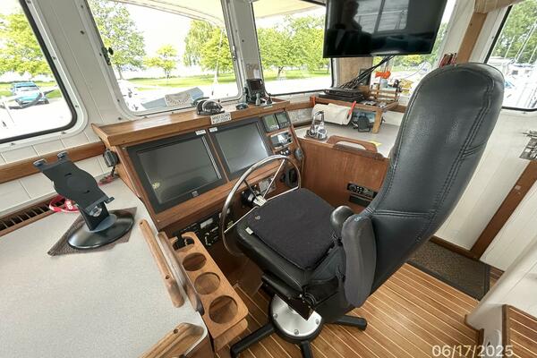 37' Great Harbour pilothouse helm1