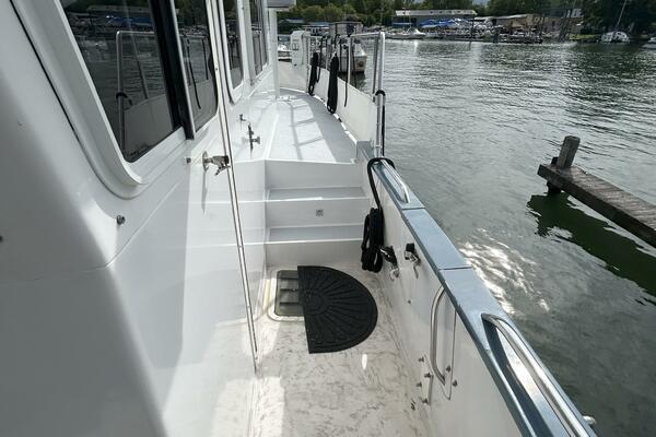 37' Great Harbour port side deck1