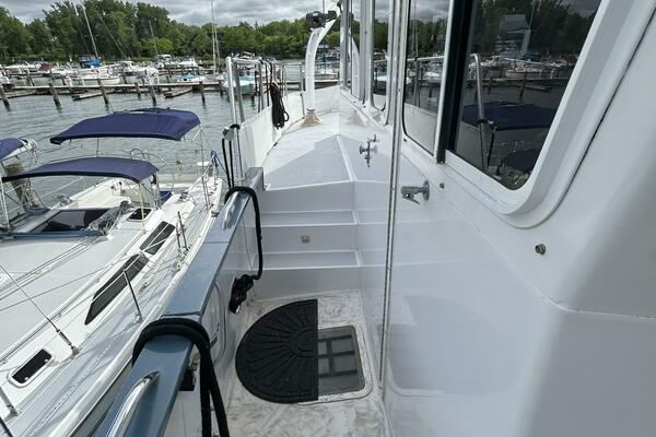 37' Great Harbour starboard side deck1