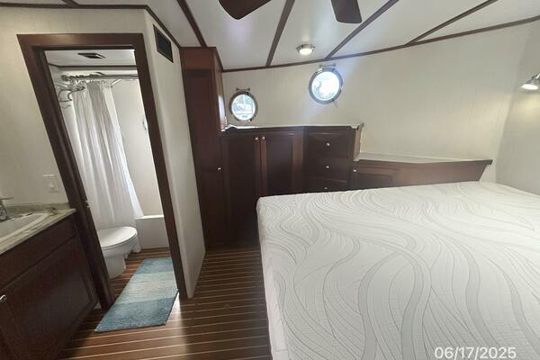 37' Great Harbour master stateroom port