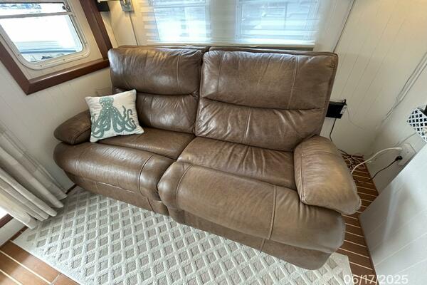 37' Great Harbour salon port seating