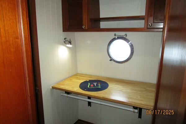 37' Great Harbour guest stateroom-office-work room1
