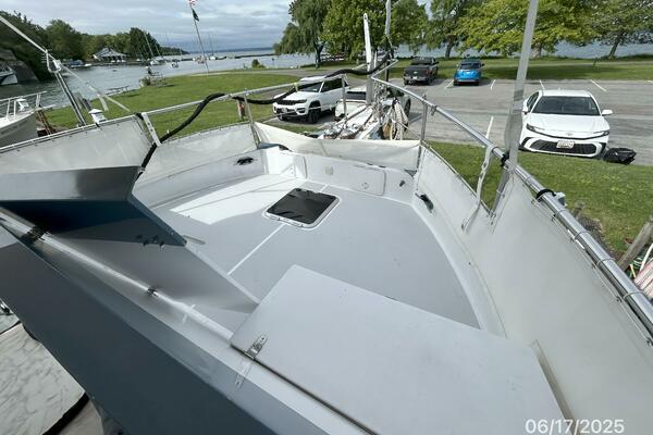 37' Great Harbour foredeck2