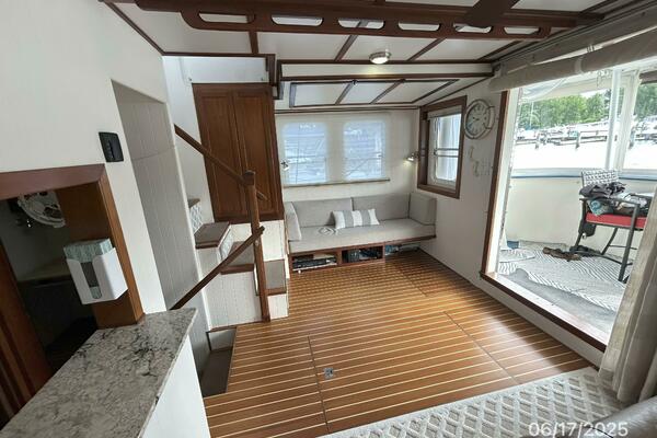 37' Great Harbour salon starboard