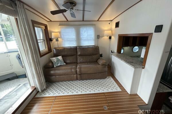 37' Great Harbour salon port